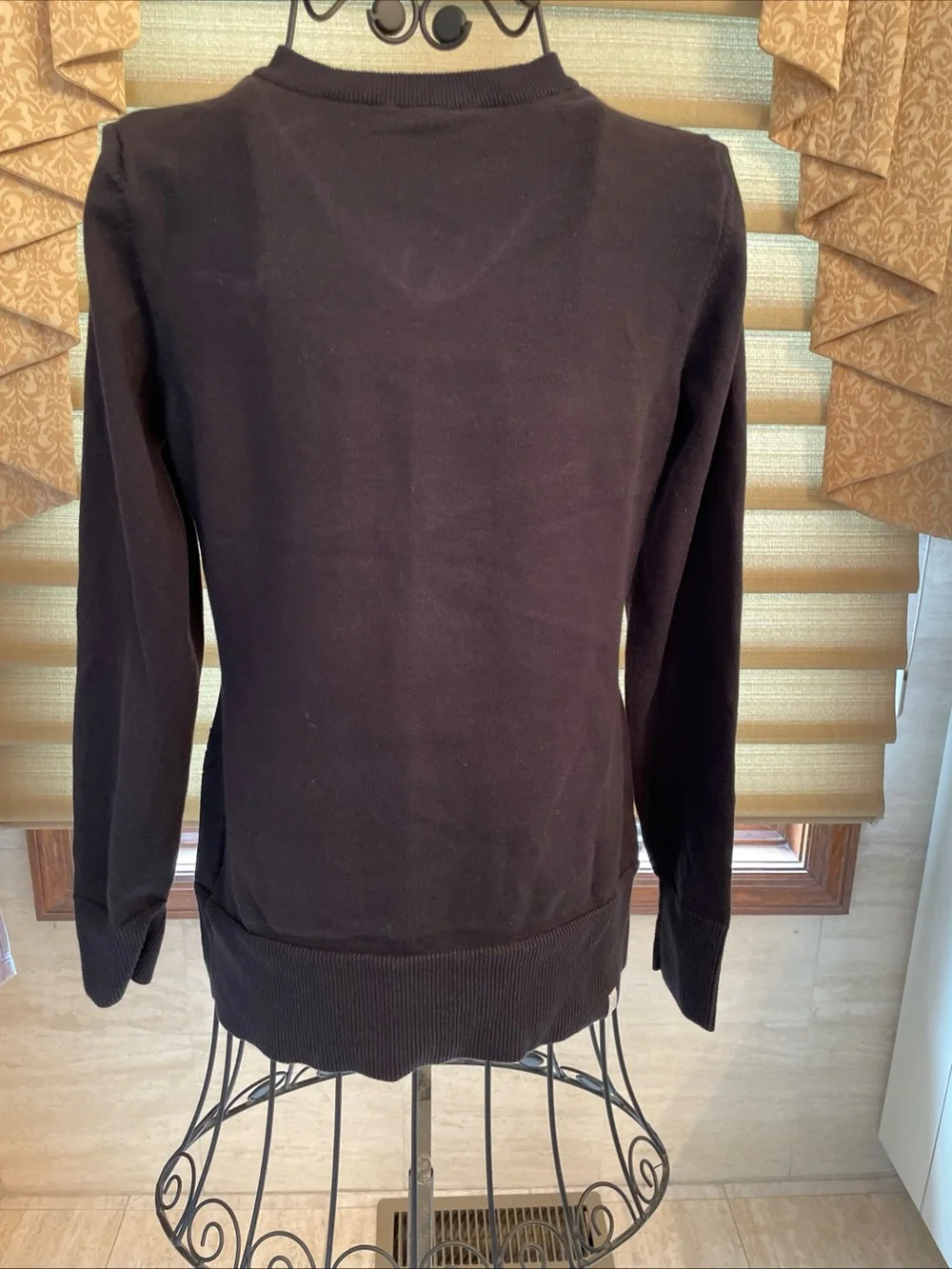 Nike Women’s Black Long Sleeve V-neck Sweater Size Large With Embroidered Logo